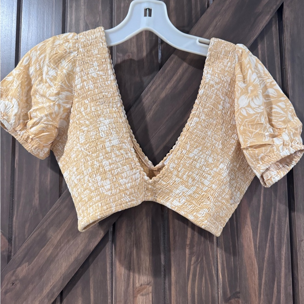 Chic Smocked Puff Sleeve Crop Top in Cream